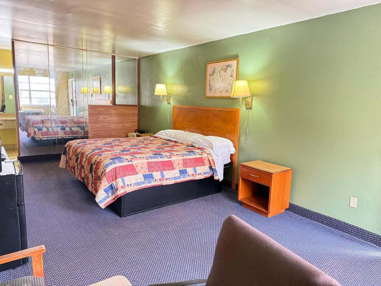 Relax Inn Hampton Bagian luar foto