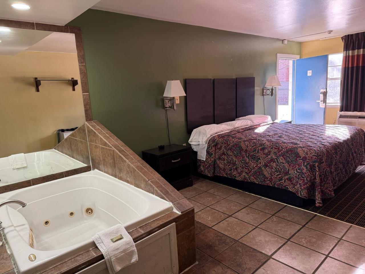 Relax Inn Hampton Bagian luar foto