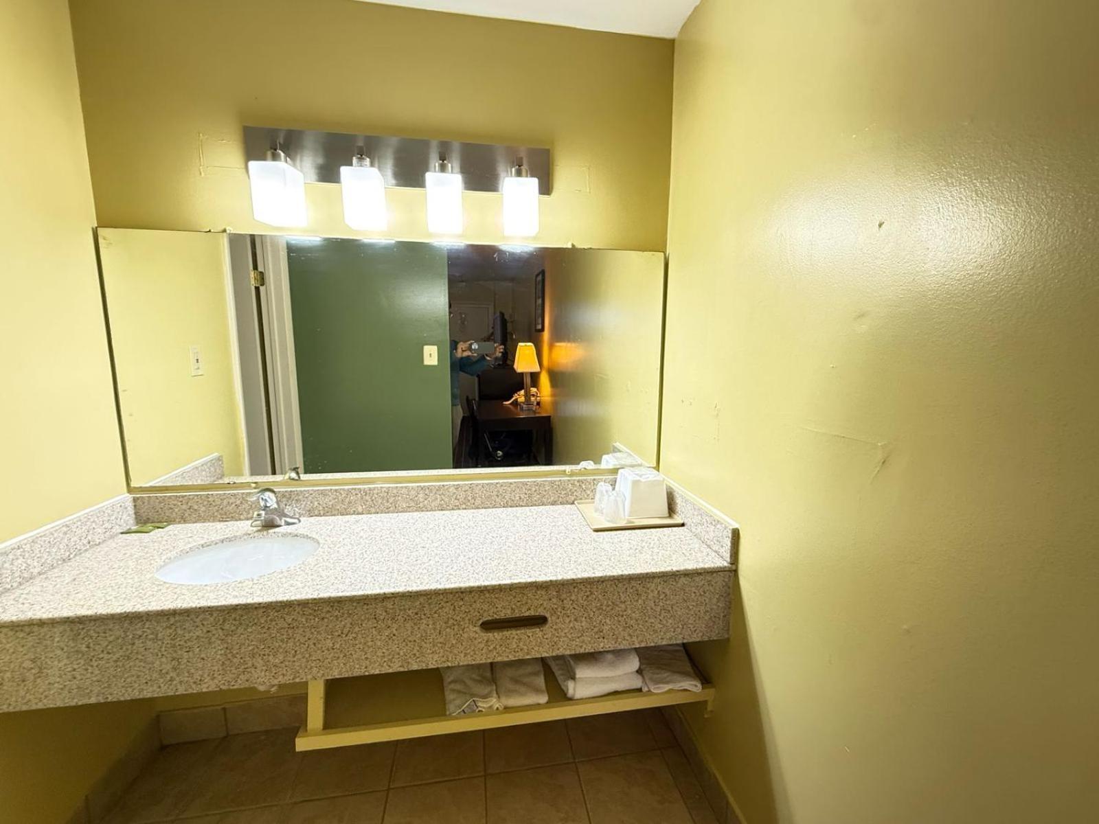 Relax Inn Hampton Bagian luar foto